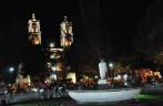 A praça e a igreja matriz iluminadas em Valladolid, cidade histórica no centro da península do Yucatán, no México
